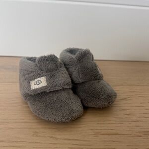 UGG Kids Slippers in Soft Gray
